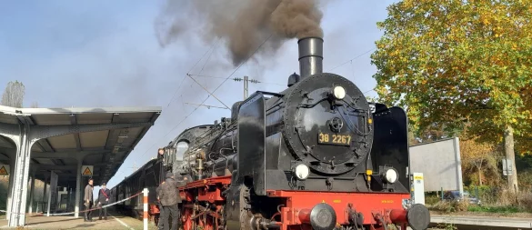 Der historische Sonderzug zuckelt im Oktober durch Lippe. - © Eisenbahnfreunde Bielefeld