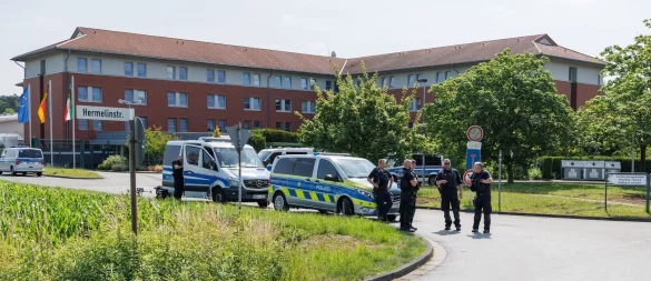 Dieses Foto zeigt das Hafthaus Ummeln mit dem Schiebetor, das zur Busschleuse führt. Der Ausbrecher sprang über so ein Tor, allerdings über das Innentor (2,83 Meter hoch). - © Friso Gentsch/dpa