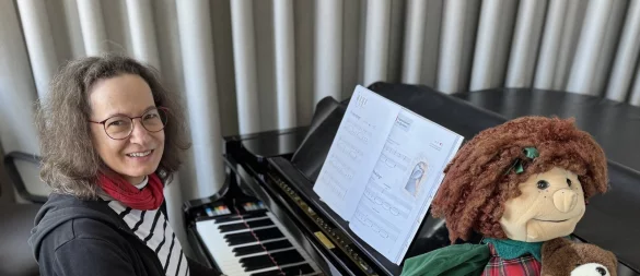Das Klavier ist das Lieblingsinstrument von Musikschullehrerin Doris Kahle. Stets dabei ist ihre Stoff-Kollegin Toni. - © Sandra Castrup