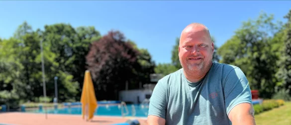 Dennis Krüger ist seit mehr als 25 Jahren Bademeister in Blomberg. Die Sicherheit der Freibad-Besucher ist seine oberste Priorität. Warum der Job als Bademeister ein Knochenjob ist, erzählt er im Interview. - © Seda Hagemann