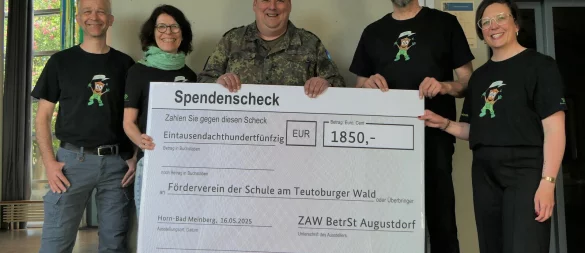 Marcus Simon und Eva-Maria Frankrone (von links) vom Förderverein der Schule am Teutoburger Wald freuen sich gemeinsam mit der Schulleitung Sarah Schwarze und Torgard Engmann (von rechts) über die Spende der Bundeswehr, die Hauptmann Martin Waltemathe (Mitte) aus Augustdorf mitgebracht hatte.

Quelle: - © Bundeswehr/Marc Eckstein