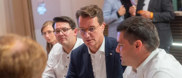 NRW-Ministerpräsident Hendrik Wüst (CDU) war jetzt im Kommunalwahlkampf in OWL - wie hier in Herford - unterwegs. Er richtete klare Erwartungen an die Bürgermeister. - © Ralf Bittner
