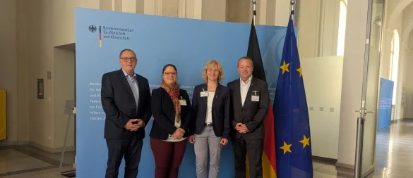 Der zukünftige Projektmanager Wolfram Kneist, Claudia Buhl (Projektträger VDI/VDE Innovation plus Technik), Dr. Beatrix Wallberg (Dezernentin des Kreises Herford) und Bürgermeister Mario Hecker (von links) im Bundesministerium für Wirtschaft und Energie. - © Gemeinde Kalletal