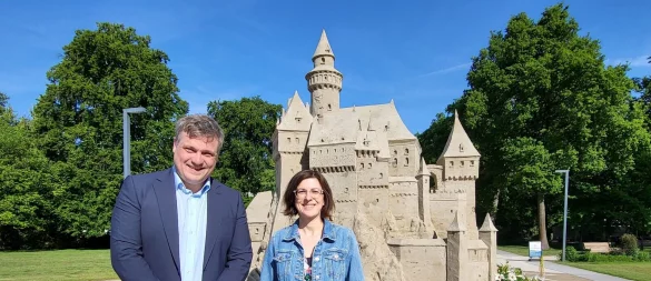 Sponsor Jan Lackmann vom Redingerhof und Gartenschau-Geschäftsführerin Rehana Rühmann sind vom imposanten Dornröschen-Schloss aus Spezialsand begeistert. - © Stadt Bad Lippspringe