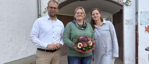 Bürgermeister Borris Ortmeier gratuliert Bianca Starke (Mitte), die gemeinsam mit Christina Topolski nun die Schulleitung komplettiert. - © Stadt Barntrup