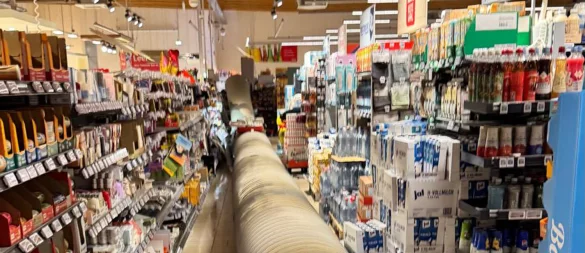 Acht Menschen wurden in einem Supermarkt am Entruper Weg in Lemgo verletzt, als im Juni ein großes Lüftungsrohr von der Decke fiel. - © Archivfoto: Feuerwehr Lemgo