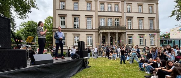 Schüler feiern vor der Landesbibliothek das Ende des Schuljahres. - © Landesverband Lippe