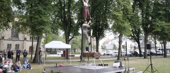 Mit einer liebevollen Darbietung und vielen Überraschungen sorgte das Kira & Anders Puppentheater im Kaiser-Wilhelm- Park für akrobatische Höhepunkte und begeisterte das Publikum. - © Juliana Szabo