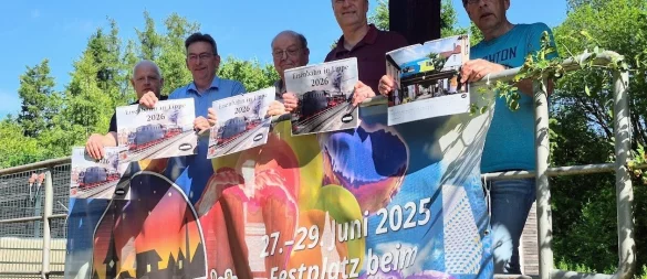 Hans-Jörg Horn (von links), Dirk Schneider, Klaus Müller, Dr. Hans Jacobs und Andreas Heyden zeigen den Kalender, der auch bei der Mittsommernacht in Kachtenhausen vom 27. bis zum 29. Juni verkauft wird. - © Lorraine Brinkmann