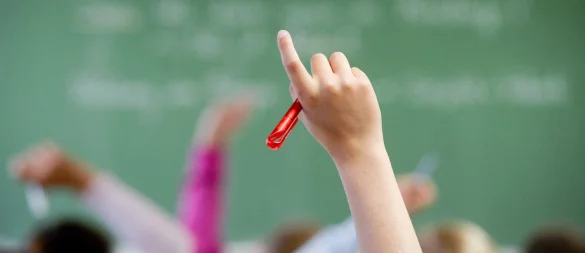 Realschulen dürfen künftig dauerhaft Bildungsgänge für Hauptschüler anbieten. Kritiker sehen darin einen Angriff auf das dreigliedrige Schulsystem. - © Marijan Murat/dpa