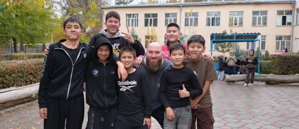 „Da ist der Deutsche wieder“, rufen die Kids, wenn Wolfgang Schade wieder zu Besuch kommt.
Fotorechte: Schade - © privat