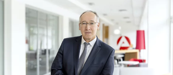 Roland Schüßler ist Chef der Arbeitsagentur in NRW - und erprobt derzeit in einem Modellprojekt, wie Menschen schneller in ein Arbeitsverhältnis vermittelt werden können. - © Frauke Schumann Fotografie
