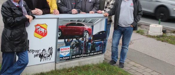 Auch der letzte Stromverteilerkasten in Helpup wirkt jetzt freundlicher: Annette Knörrich (von links), Herbert Bickhoff, Walter Knörrich, Celine Plöger, Detlev Plöger, Kamil Gorny (VVV) und Michael Makosch (Stadtwerke). Foto: VVV Helpup - © VVV Helpup