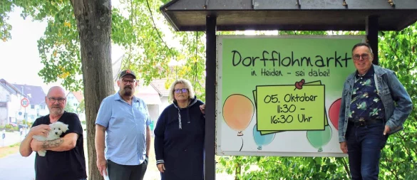 Helmut Depner (mit Hund "Luna", von links), Dirk Nolte, Monika Depner und Heinz Tölle freuen sich über die vielen Anmeldungen für den Dorfflohmarkt und hoffen auf einen ebenso großen Besucheransturm. - © Lorraine Brinkmann