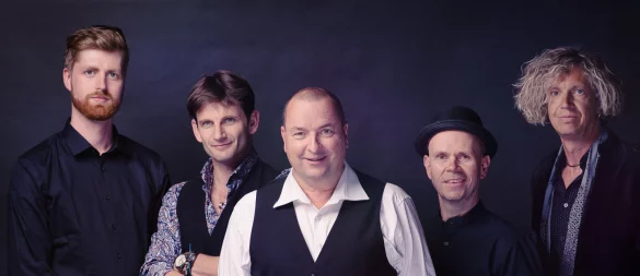 Die Coverband "True Collins" ist erstmals bereits vor sechs Jahren im Emmerauenpark aufgetreten. - © Jan-Hendrik Boer