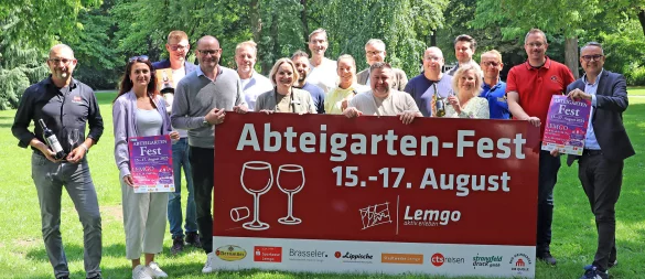 Zum besonderen Fest im grünen Abteigarten laden Lemgo Marketing, Gastronomen und Sponsoren ein. - © Lemgo Marketing