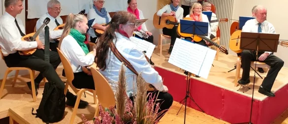 Das Mandolinenorchester nimmt seine Zuhörer im Kulturschuppen mit auf eine musikalische Reise. - © rw-system