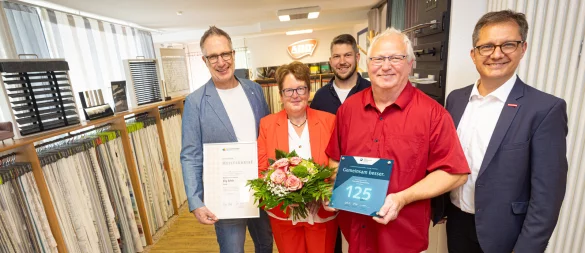 Für die Raumausstatter-Innung gratulierten Obermeister Dirk Lindemann (links) und Geschäftsführer Jens-Uwe Pape (rechts) und überbrachten Familie Kehde neben Glückwünschen eine Urkunde und eine Jubiläumsplakette. - © MDM/Kreishandwerkerschaft