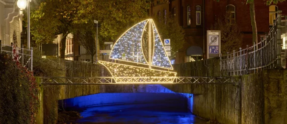 Über der Salze "schweben" zum "Weihnachtstraum" erstmals illuminierte Segelschiffe. - © Jan Voth