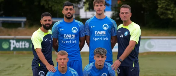 Die Neuzugänge beim TBV Lemgo: (hinten von links) Co-Trainer Yusuf Tumani, Asad Özmen, Tjark Höftmann, Cheftrainer Andreas Wiens sowie (vorne von links) Felix Lang und Derda Sahin. - © Peter Fast