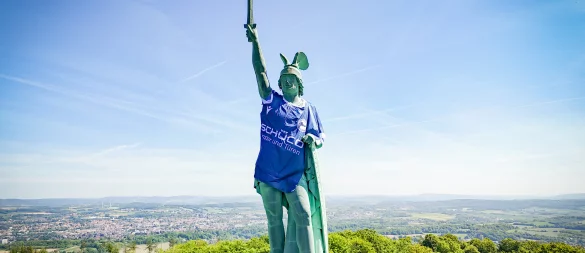 Das Hermannsdenkmal in Detmoldbekommt ein XXXL-Arminia-Trikot aus Bielefeld - © Mike-Dennis Mller / www.mdm.photo
