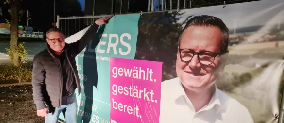 Selbst ist der Mann: Marco Müllers baut am Abend nach der Arbeit seine großen Wesselmänner ab. Das eigene Konterfei hat erst mal ausgedient, ab 1. November sitzt er live und in Farbe im Schiederaner Rathaus auf dem Bürgermeisterstuhl. - © Marianne Schwarzer