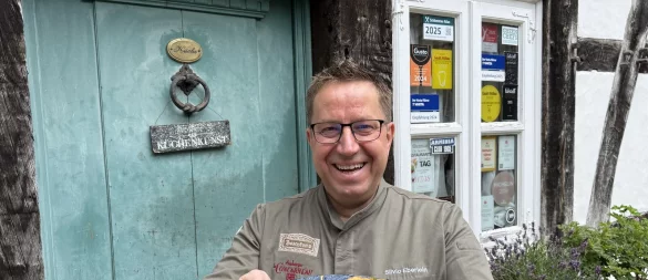 Silvio Eberlein, Inhaber des Historischen Gasthaus Buschkamp in Bielefeld, präsentiert ein Filet von der Goldforelle mit Knusper-Ei, Blattspinat, Senfkaviar und Quetschkartoffel. - © Carolin Nieder-Entgelmeier
