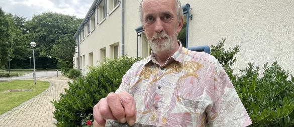 Das historische Bild vom Zeltlager am Donoperteich hat bei Hartmut Woke Erinnerungen wachgerüttelt. Der 63-Jährige war als Grundschüler Teilnehmer des Urlaubsangebots vor der Haustür. - © Silke Buhrmester