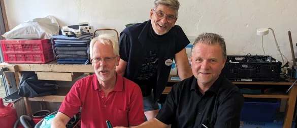 Jörg Burzeja (von links), Michael Watermann und Rainer Okunek im Repair-Café. - © Repair-Café Alte Schmiede