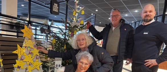 Renate Evers (Marktkauf, von links), Gabriele Monath (Hospizdienst), Harm-Hendrik Möller (Karolinenheim) sowie Daniel Stonham (Marktleiter) haben den Weihnachtsbaum mit Wünschen geschmückt. - © Sandra Castrup