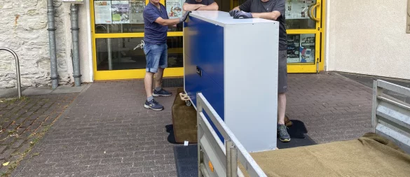Rainer Hahn, Ansgar Hoffmann und Bernd Krake (von links) im Einsatz für das Reparatur-Café Schlangen. Neue Werkzeuge und ein Schrank als Lagermöglichkeit vereinfachen die ehrenamtliche Arbeit; gefördert wurde durch „Leader“ mit Mitteln der EU, des Bundes und Landes NRW. - © Ansgar Hoffmann