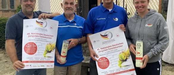 Andreas Suermann (Zweiter von rechts) und Dieter Schraer (daneben) aus der Turnierleitung sowie WTV-Trainerin Karolina Wowall und Turniersprecher Thorsten Liebich freuen sich auf die Spiele in Lippe. - © Sebastian Lucas