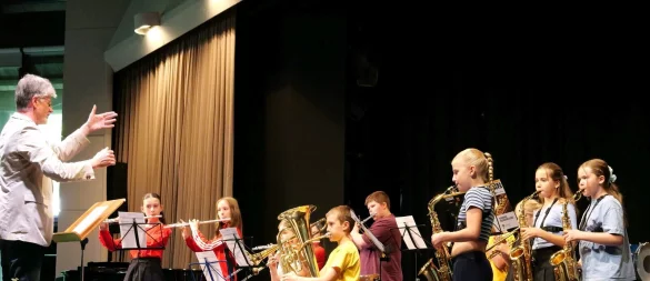 Fulminantes Sommerkonzert: Die Bläserklasse 5b spielt in sauberer Intonation unter Leitung von Johann Christian Rieke. - © Thomas Krügler
