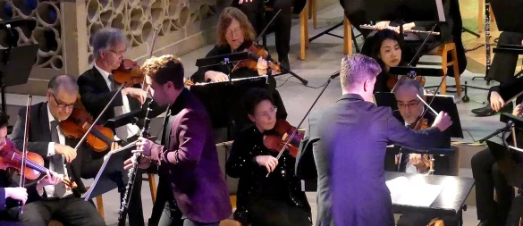 Pablo Barragán erwies sich als ein absoluter Meister der Klarinette; rechts Generalmusikdirektor Per-Otto Johannson. - © Rudi Rudolph