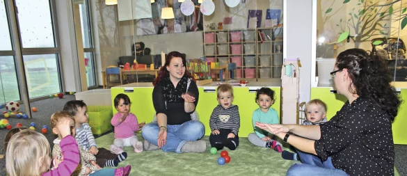 Die Tagespflege "Little POS" schließt Ende Juli nach elf Jahren Betrieb. Im Bild spielen Christine Reichardt (links) und Tina Härtl mit Kleinkindern. - © "POS Tuning"