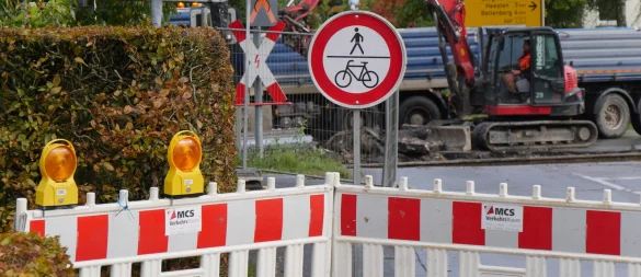 Der innerstädtische Teil der Steinheimer Straße ist derzeit gesperrt. Nun ist auch der Bahnübergang zu. Wer vom Hessenring kommt, muss umdrehen. - © Jost Wolf