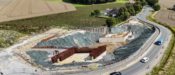 Die Luftaufnahmen zeigt die Größe der Baustelle an der Milser Straße. Wann genau die Bauarbeiten weitergehen, steht momentan noch nicht fest. - © Stefan Gerold