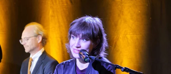 Musiker James Scannell und Schauspielerin Franziska Hartmann, die aus dem Band "Jugend" der dänischen Autorin Tove Ditlevsen liest. - © Thomas Krügler