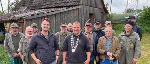 Die Königskette wurde vom neuen Vorsitzenden Kim Griese (vorne, links) an den neuen Angelkönig Ricardo Dörken (vorne, rechts) überreicht. Im Hintergrund stehen die weiteren teilnehmenden Angler. - © Reiner Toppmöller