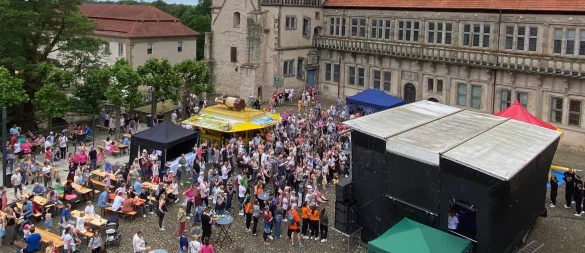 Ein Bild aus den vergangenen Jahren: zum Familienfest ist der Schlosshof gefüllt. - © Weserrenaissance-Museum Schloss Brake