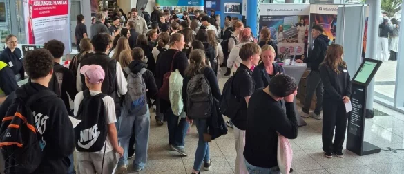 Mehr als 4000 Besucherinnen und Besucher besuchten die rund 90 Aussteller der "Berufe live". - © IHK Lippe