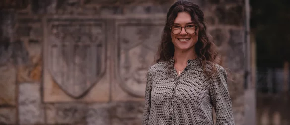 Anna Hertel ist seit Mai Vorsitzende des Fördervereins Bad Salzuflen-Millau Partnerschaft. Sie steht vor den Stadtwappen an der Steege/Millaupromenade. - © Johann Hertel Fotografie