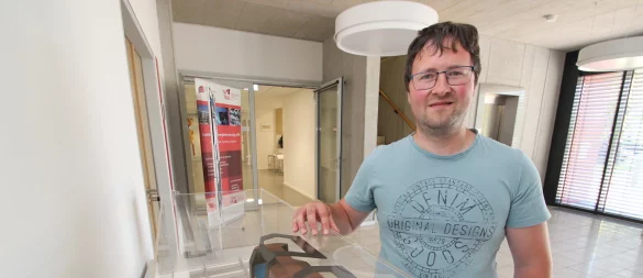 Martin Griese zeigt ein Modell des Monocabs. Um für die Entwicklung des Schienenfahrzeugs den Kontakt zur Wirtschaft zu halten, will die TH OWL eine Firma gründen. - © Jens Rademacher