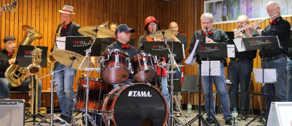 Facettenreiches Sommerkonzert. Das Blasorchester "LippeMusic" spielt im Wechsel mit dem Chor "La Musica" und begeistert mit einem abwechslungsreichen Programm. - © Thomas Krügler