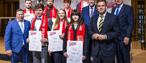 Deutsche Meisterschaften im Handwerk: (von links) Ralf Noltemeyer, Vizepräsident der Handwerkskammer OWL, Fabian Schkurenko, Peter Eul, Präsident der Handwerkskammer OWL, Patrick Düwel, Christoph Sprank, Isabell Masannek, Nico Göke, Mara Ladewig, Mattis Imkamp, Berthold Schröder, WHKT-Präsident, Staatssekretär Matthias Heidmeier und Heiner Dresrüsse, Vizepräsident der Handwerkskammer. - © Sarah Rauch