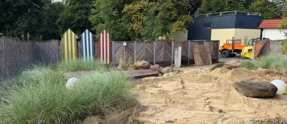 Arbeiten im Saunagarten des Eau-Le: Die Strandsauna musste bereits ihren Platz räumen - hier wird bereits im Winter eine neue große Aufgusssauna mit rund 100 Quadratmetern gebaut. - © Annika Langhagel