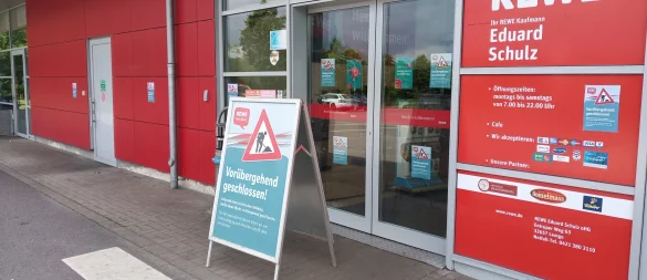 Der Rewe-Markt am Entruper Weg ist nach dem Unglück vom Samstagabend vorübergehend geschlossen. - © Jens Rademacher