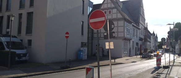 Hier geht's nicht mehr rein: Die rot-weißen Einbahnstraßenschilder sind jetzt da. Vorher fehlten sie und erlaubten theoretisch die Einfahrt in die Papenstraße (links im Bild: das "Stadtpalais") entgegen der Fahrtrichtung. Mancher vermutlich ortsunkundige "Geisterfahrer" wurde gesichtet. - © Jens Rademacher