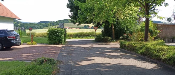 Das Foto zeigt den Blick auf die betreffende Fläche aus der Straße "Im Brink". Entstehen soll der Markt ein Stück weiter rechts, direkt gegenüber der Einmündung in den Veilchenweg. - © Jens Rademacher