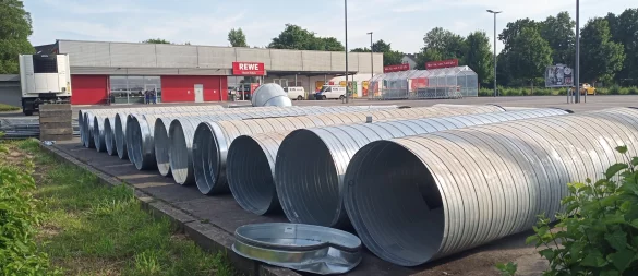 Vor dem Rewe-Markt am Entruper Weg in Lemgo liegen am Dienstagabend lange Reihen Lüftungsrohre auf dem Parkplatz. - © Jens Rademacher